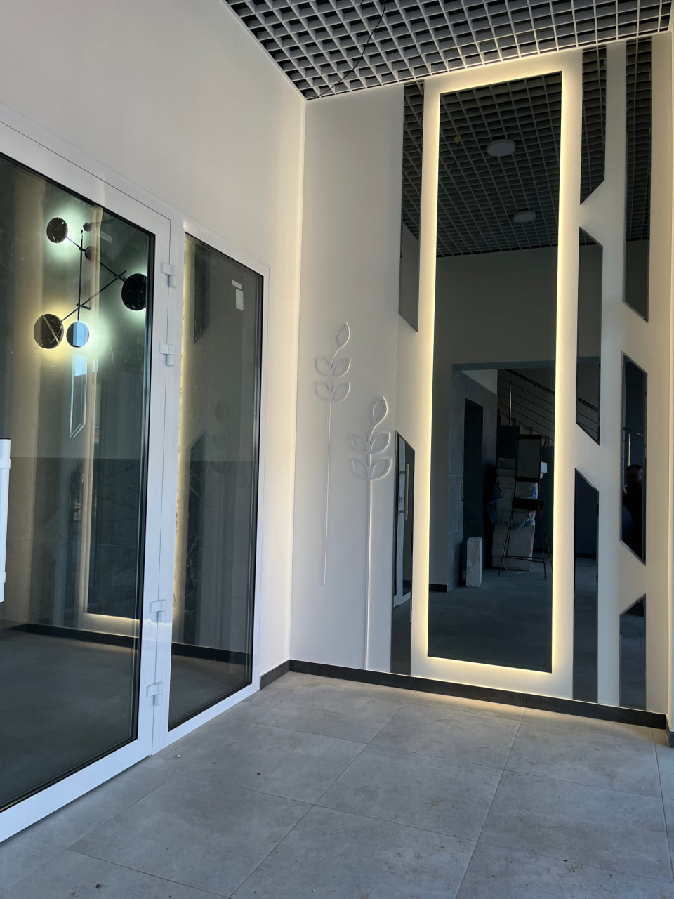 Дизайнерський хол під'їзду в новобудові