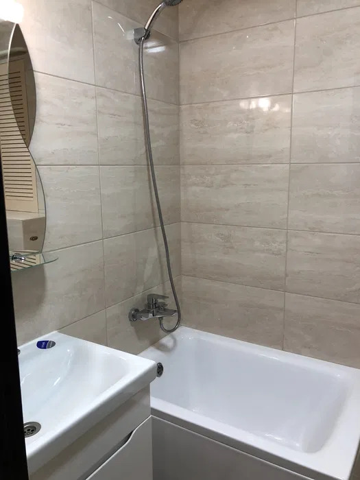 Сучасна ванна кімната з новою сантехнікою та плиткою