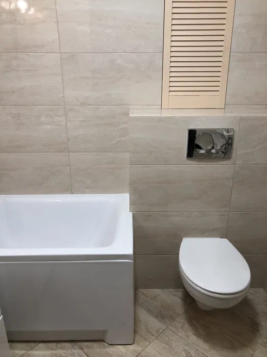 Стильна кухня з мармуровою стільницею та вбудованою технікою