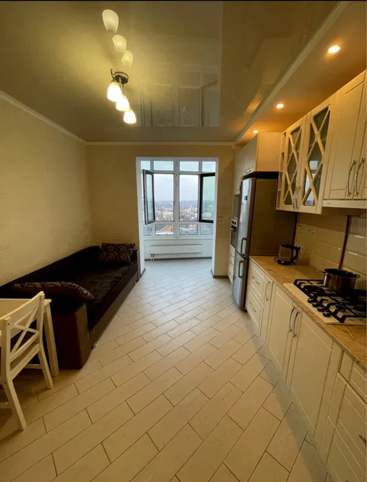 Простора кухня-вітальня з сучасним ремонтом