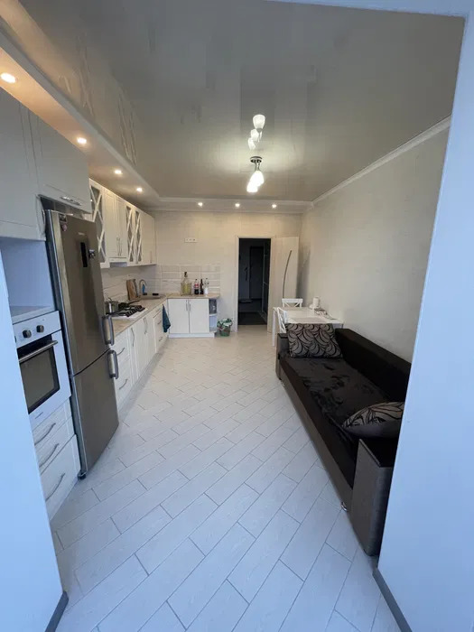 Світлий коридор у квартирі