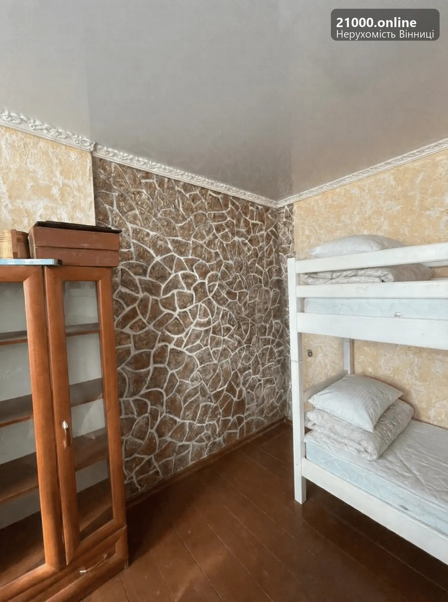 Кімната з двоярусним ліжком та дерев'яною шафою