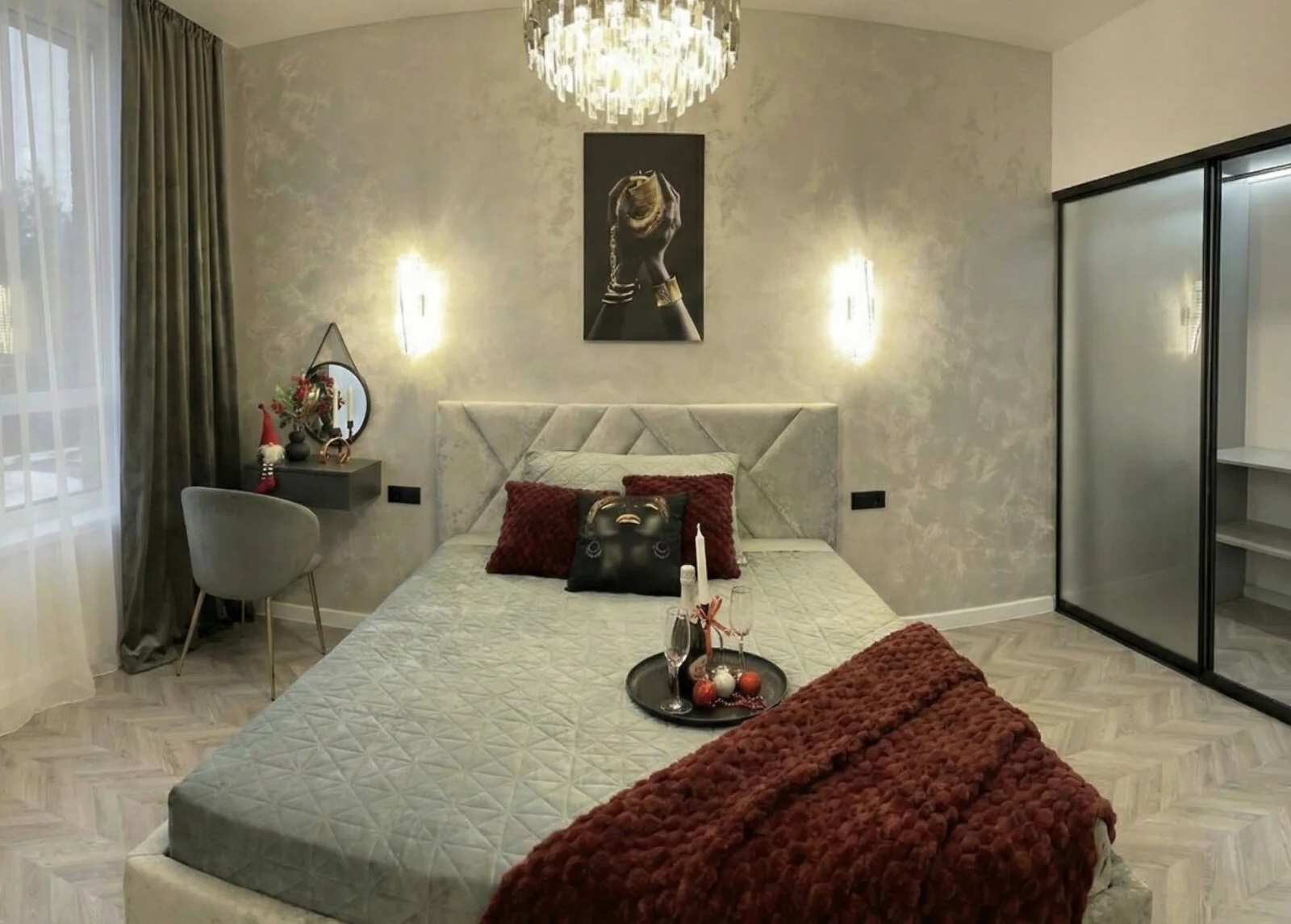 Затишна спальня в сірих тонах з двоспальним ліжком