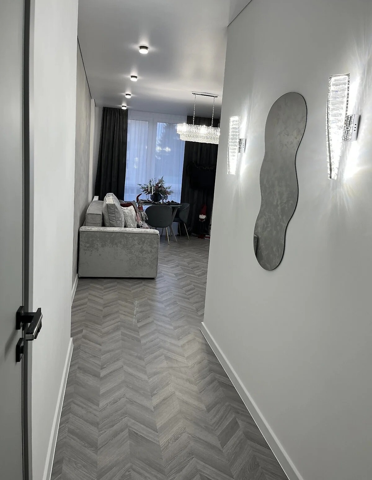 Інтер'єр коридору з видом на вітальню