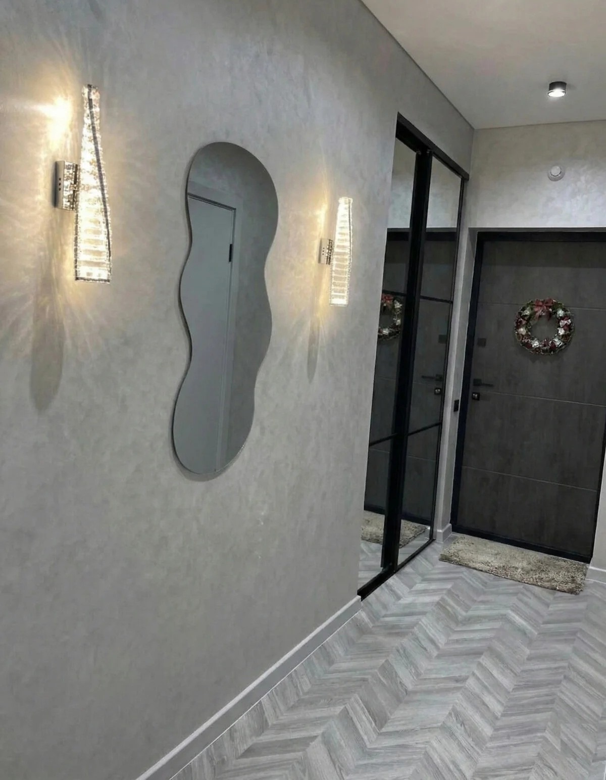 Вхідна група з великим дзеркалом та шафою