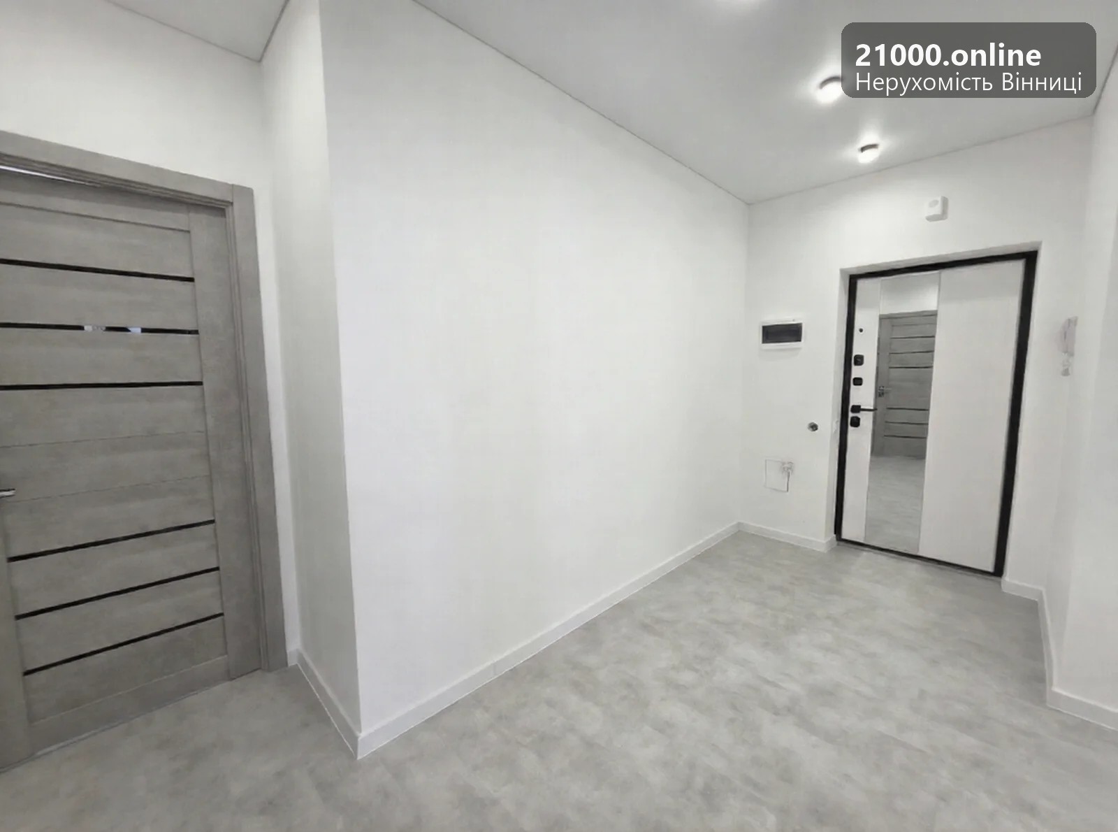 Світлий коридор з сучасними міжкімнатними дверима