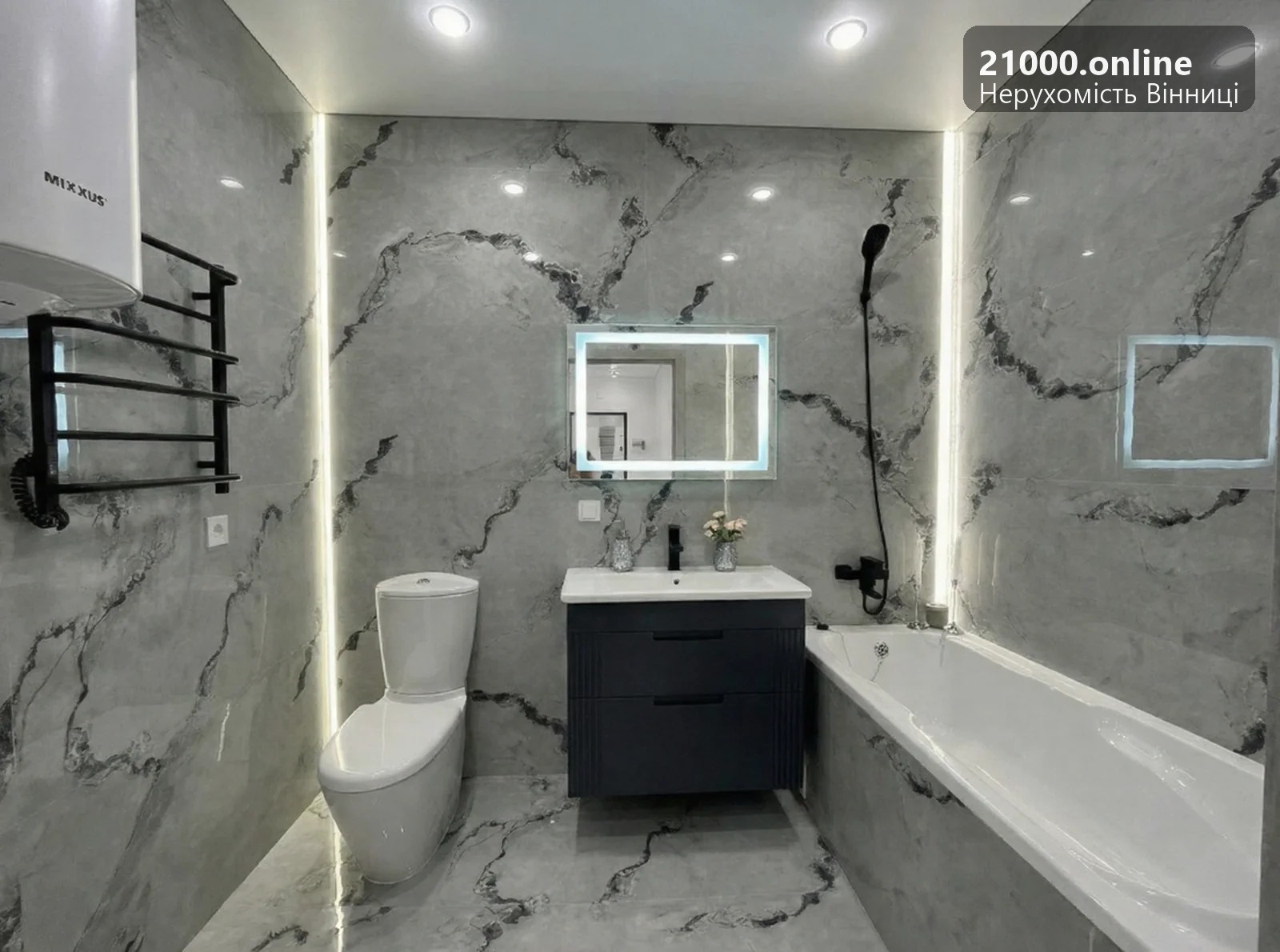 Ванна кімната з мармуровою плиткою та підсвіткою