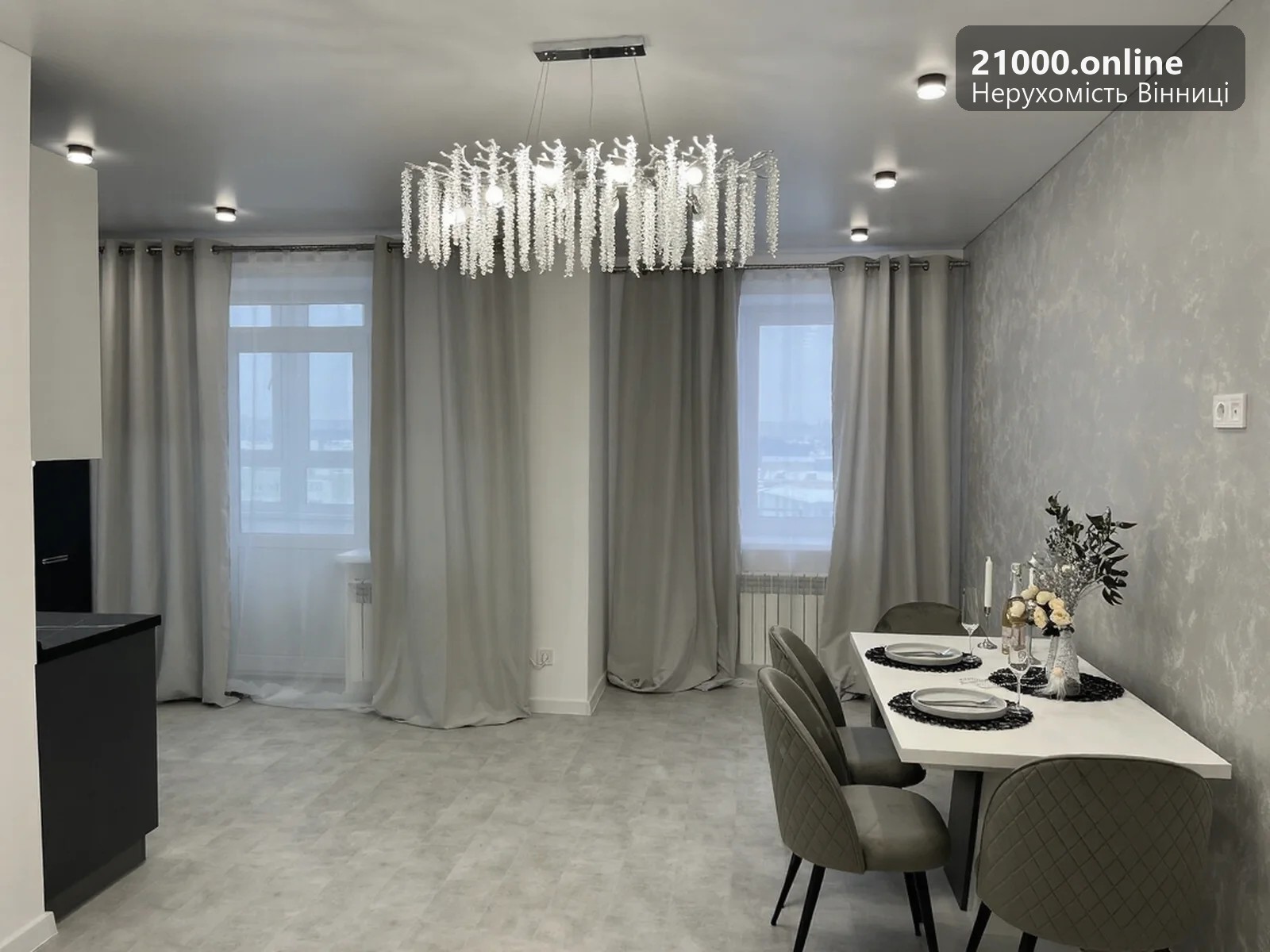 Затишна обідня зона з видом з вікна