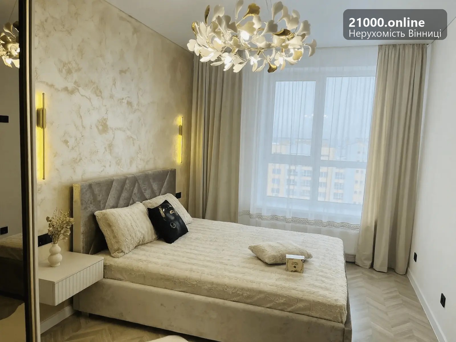 Спальня з панорамним вікном та декоративною штукатуркою